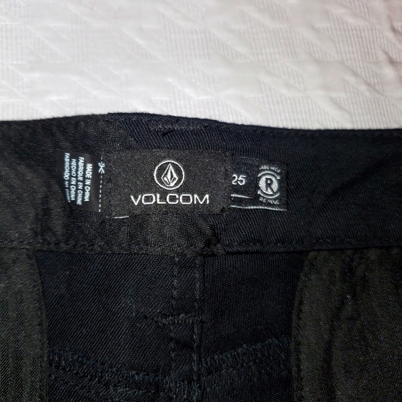 2 pairs of Volcom shorts for 1. Never worn - Picture 7 of 16